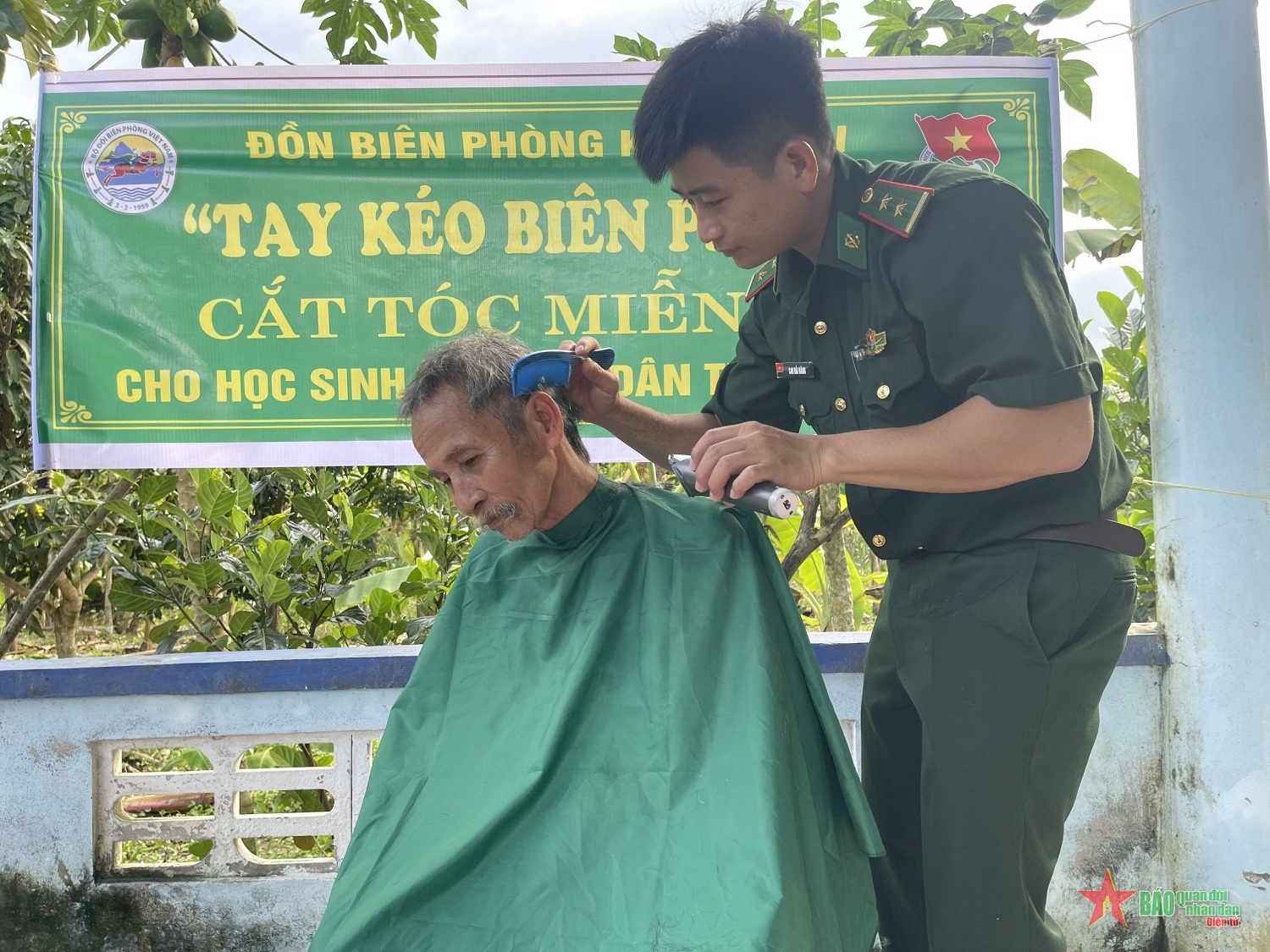 Tay kéo biên phòng gắn kết tình quân dân
